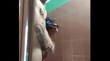 thủ dâm trong nhà tắm