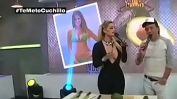 MIREN COMO ENSEÑA LAS TETAS