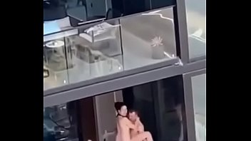 Sexo na Quarentena na sacada do prédio e pedreiro filmando