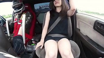 Vika de vestido curto no carro