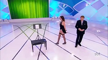 DJ Brisa fazendo regência na TV com o bumbum