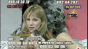 Blondie in TV slip bianchi SUPER SEXY