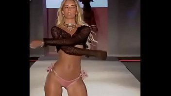 Modelo loira rebola muito em desfile