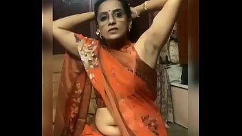 Hot sexy bhabhi showing her navel