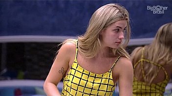 bbb 15 - Aline trocando biquini