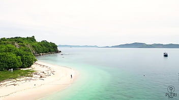 Indonesian Putri Cinta gets naked at the beach under the sun