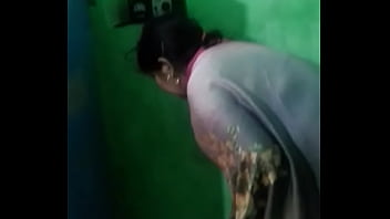 Indian randi aunty showing gand and twerking