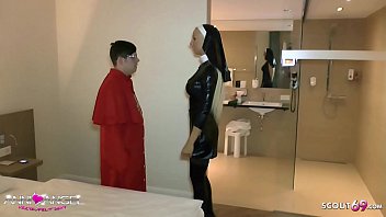 Alter Sack bucht sich junge schlanke Teen Hure für Fetisch Sex in geilem Latex Outfit