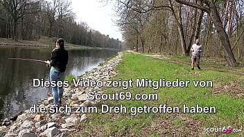 Junge deutsche mag es überall - Erst Blowjob für Passanten dann den Wald voll pissen