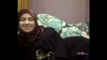 Hot Arab girl fingering on cam - gspotcam.com