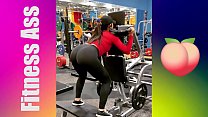 Latina apayada en el gym haciendo su rutina fitness